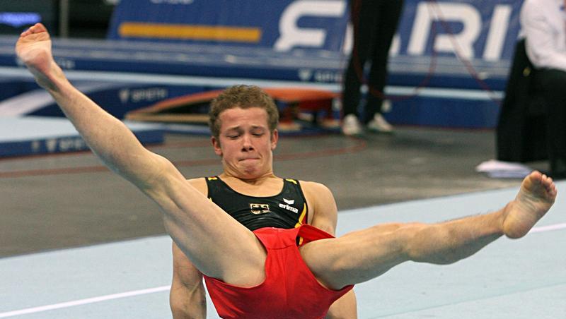 Sein Bänderriss im Finger verhindert seinen Start beim Weltcup-Finale: Fabian Hambüchen. Sein Bänderriss im Finger verhindert seinen Start beim Weltcup-Finale: Fabian Hambüchen.