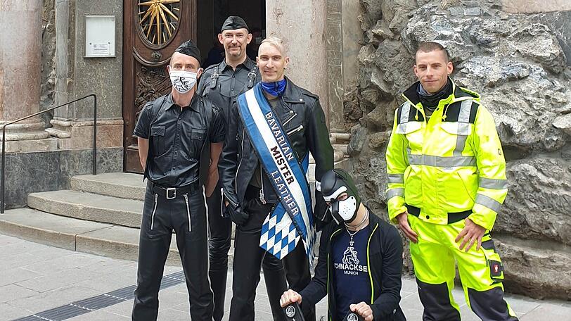 Hund Alpha und Eddy mit Mundschutz mit dem Bavarian Mr. Leather und anderen MLC-Mitgliedern.