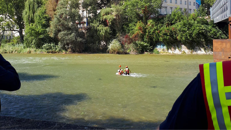 Die Feuerwehr konnte den Mann aus der Isar retten. Die Feuerwehr konnte den Mann aus der Isar retten.