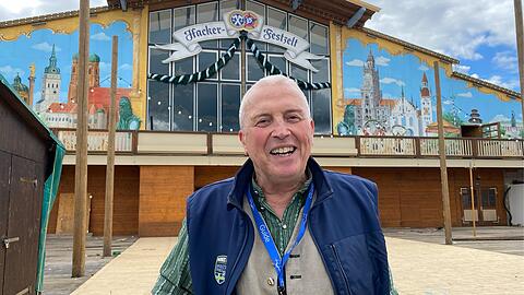 Gerd Laumer (72) ist während der Wiesn einer der drei Geschäftsleiter im Hacker-Festzelt. Ende August, als dieses Foto entsteht, sind die Aufbauarbeiten noch im Gange.
Im restlichen Jahr führt Laumer Touristen als Stadtführer an Münchens schönste Flecken und erzählt Geschichten. Auch für die berühmte Nachtwächtertour oder die Schmankerltour am Viktualienmarkt. Gerd Laumer (72) ist während der Wiesn einer der drei Geschäftsleiter im Hacker-Festzelt. Ende August, als dieses Foto entsteht, sind die Aufbauarbeiten noch im Gange.
Im restlichen Jahr führt Laumer Touristen als Stadtführer an Münchens schönste Flecken und erzählt Geschichten. Auch für die berühmte Nachtwächtertour oder die Schmankerltour am Viktualienmarkt.