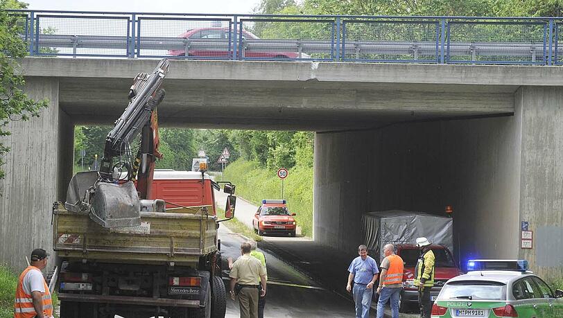 Der Fahrer hatte nach dem Beladen vergessen, den Kran seines Lkw einzufahren. Auf der Straße krachte der Kran gegen eine Brücke. Der Fahrer hatte nach dem Beladen vergessen, den Kran seines Lkw einzufahren. Auf der Straße krachte der Kran gegen eine Brücke.