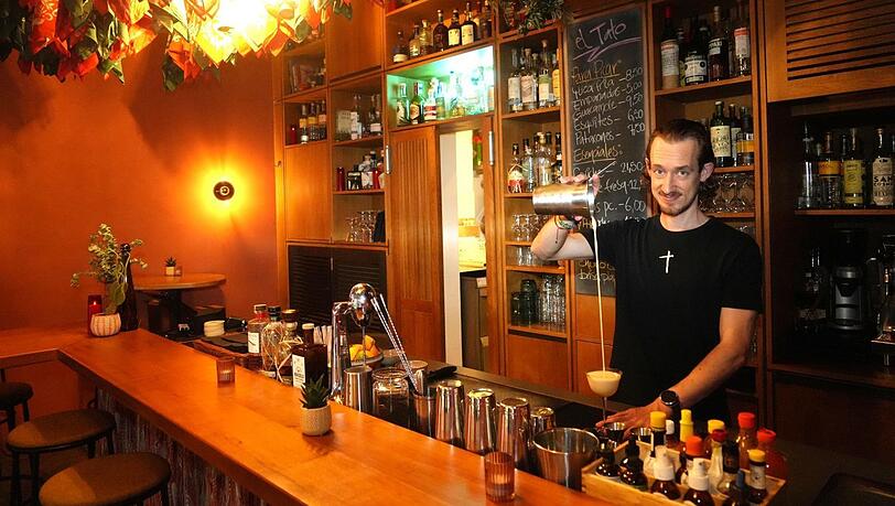 Chris Schmidt Sanchez mixt im El Tato in der Buttermelcherstraße ausgefallene Cocktails zum Beispiel mit Chilipuder. Chris Schmidt Sanchez mixt im El Tato in der Buttermelcherstraße ausgefallene Cocktails zum Beispiel mit Chilipuder.