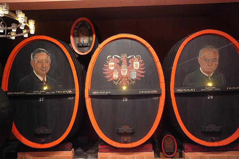 Auf den Fässern sind die früheren Chefs der Saffer Wein GmbH abgebildet: Anton Saffer (l.) und Paul Saffer (r.). Auf den Fässern sind die früheren Chefs der Saffer Wein GmbH abgebildet: Anton Saffer (l.) und Paul Saffer (r.).
