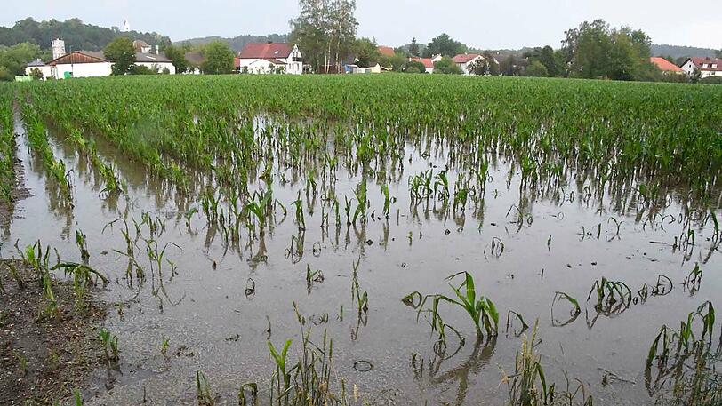 Die Gemeinde Allershausen wurde teilweise überschwemmt. Einsatzkräfte der Feuerwehr waren damit beschäftigt, Wasser- und Kiesmassen zu beseitigen.