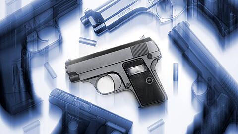 Schreckschusswaffen sind für den Laien kaum von echten Waffen zu unterscheiden und machen auch sehr ähnliche Knallgeräusche. Schreckschusswaffen sind für den Laien kaum von echten Waffen zu unterscheiden und machen auch sehr ähnliche Knallgeräusche.