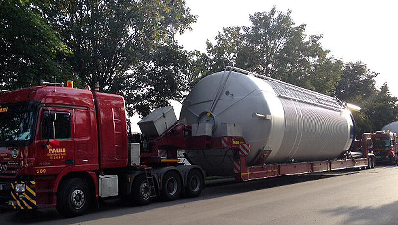 Der Transport der Gär- und Lagertanks für die neue Paulaner-Brauerei im Münchner Westen ist eine logistische Herausforderung.