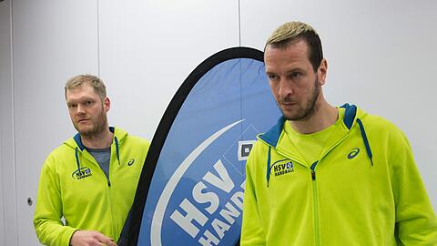Torhüter und Feldspieler machen gemeinsame Sache: Johannes Bitter und Pascal Hens wollen auf dem Spielfeld weiter für den HSV kämpfen.
