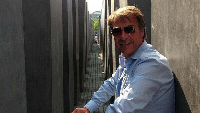 Der Anstoß der Diskussionen: Patrick Lindner lehnt am Holocaust-Denkmal Der Anstoß der Diskussionen: Patrick Lindner lehnt am Holocaust-Denkmal