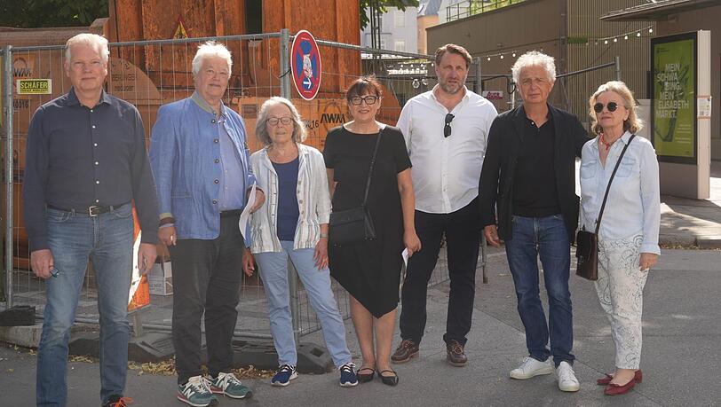 „Wir wollen, dass wieder Ruhe einkehrt.“ Eine Bürgerinitiative um Anwohner Oliver Scholl (3.v.r.) fordert, dass die Arcisstraße entlang des Schwabinger Elisabethmarkts wieder für Autos geöffnet wird. „Wir wollen, dass wieder Ruhe einkehrt.“ Eine Bürgerinitiative um Anwohner Oliver Scholl (3.v.r.) fordert, dass die Arcisstraße entlang des Schwabinger Elisabethmarkts wieder für Autos geöffnet wird.