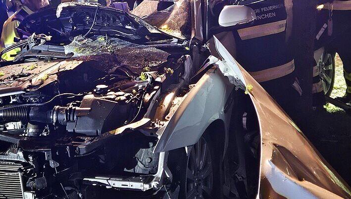 Der Fahrer (22) war im Auto eingeklemmt nach dem Unfall. Der Fahrer (22) war im Auto eingeklemmt nach dem Unfall.