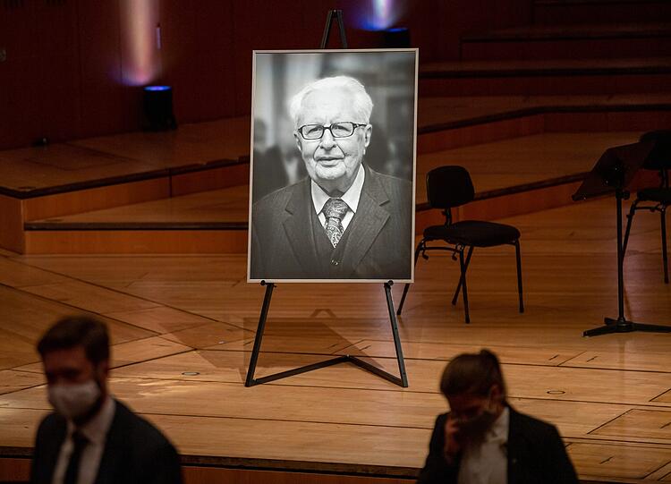 Ein Porträt des früheren SPD-Vorsitzenden Hans-Jochen Vogel steht vor Beginn der Trauerfeier auf der Bühne im Gasteig.