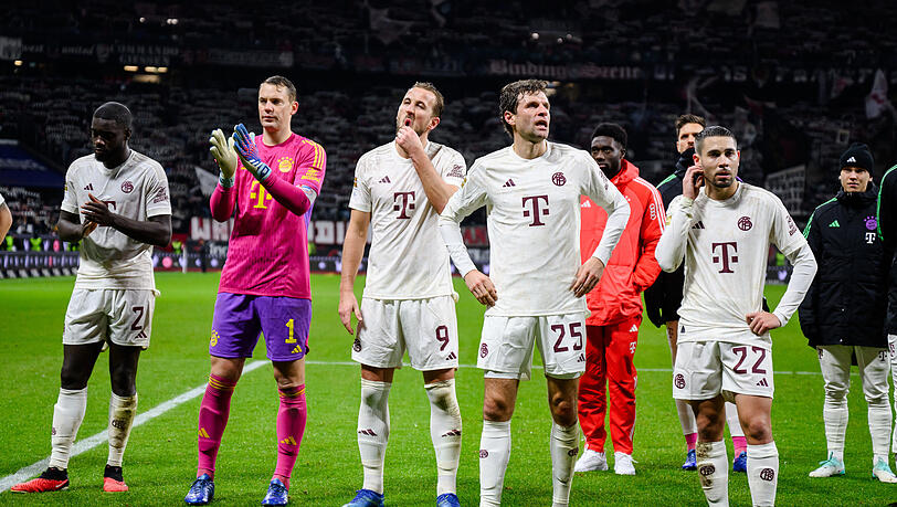 Ließen die Gesichter nach der Schlappe in Frankfurt hängen: Die Bayern-Stars um Manuel Neuer, Harry Kane und Thomas Müller. Ließen die Gesichter nach der Schlappe in Frankfurt hängen: Die Bayern-Stars um Manuel Neuer, Harry Kane und Thomas Müller.