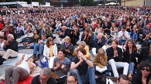 Besucher eines Festspielkonzerts auf dem Marstallplatz (2012). (Archivbild) Besucher eines Festspielkonzerts auf dem Marstallplatz (2012). (Archivbild)