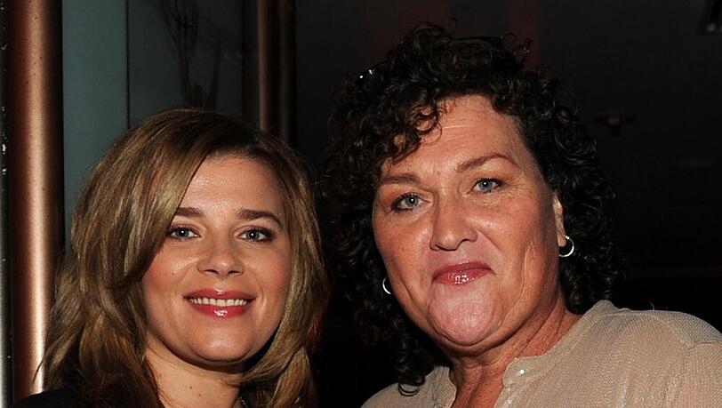Dot-Marie Jones (r.) und ihre Verlobte Bridgett Casteen bei den Primetime Emmy Awards 2013 Dot-Marie Jones (r.) und ihre Verlobte Bridgett Casteen bei den Primetime Emmy Awards 2013