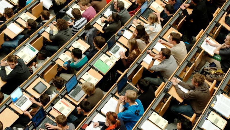 Studierende sitzen in einem großen Hörsaal einer Universität. Foto: Peter Kneffel/Archivbild