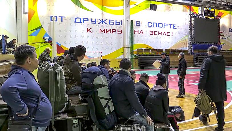 Russlands Präsident Wladimir Putin hat eine Mobilmachung verkündet - viele Russen verlassen das Land. Russlands Präsident Wladimir Putin hat eine Mobilmachung verkündet - viele Russen verlassen das Land.