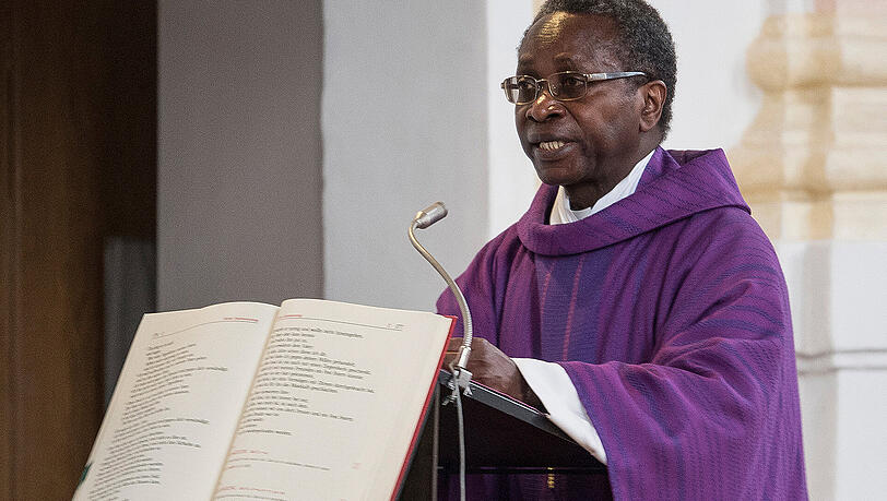 6.3. 2016: Pfarrer Olivier Ndjimbi-Tshiende erklärt in der Kirche von Zorneding seinen Rücktritt. 6.3. 2016: Pfarrer Olivier Ndjimbi-Tshiende erklärt in der Kirche von Zorneding seinen Rücktritt.