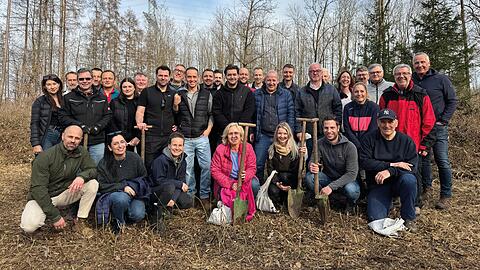 Für jedes neu gewonnene Mitglied wird ein Baum gepflanzt. Auch 2023 packten die Führungskräfte mit an und unterstützten das Forstamt "Schutzvereinigung deutscher Wald" München tatkräftig bei der Pflanzung neuer Stecklinge. Für jedes neu gewonnene Mitglied wird ein Baum gepflanzt. Auch 2023 packten die Führungskräfte mit an und unterstützten das Forstamt "Schutzvereinigung deutscher Wald" München tatkräftig bei der Pflanzung neuer Stecklinge.