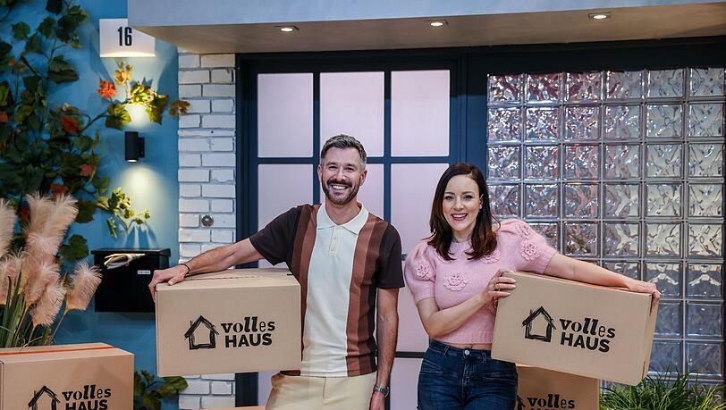 Jochen Schropp (l) und Jasmin Wagner moderieren die TV-Sendung "Volles Haus!". Jochen Schropp (l) und Jasmin Wagner moderieren die TV-Sendung "Volles Haus!".