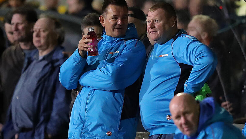 Beim 0:2 im FA Cup gegen den FC Arsenal: Sutton Uniteds Ersatztorwart Wayne Shaw (rechts) mit Trainer Paul Doswell. Beim 0:2 im FA Cup gegen den FC Arsenal: Sutton Uniteds Ersatztorwart Wayne Shaw (rechts) mit Trainer Paul Doswell.