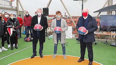 Viel Andrang auf dem neuen Dachsportplatz, den Dieter Reiter (Foto v.l.), Till Hofmann und Uli Hoeneß eröffnet haben.