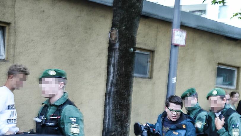 Szene vom vergangenen Donnerstag: Fotograf Felix Benneckenstein wird von der Polizei abgeführt. Szene vom vergangenen Donnerstag: Fotograf Felix Benneckenstein wird von der Polizei abgeführt.