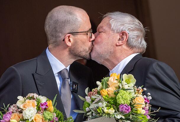 Der ehemalige Benediktiner-Mönch Anselm Bilgri (r) und sein Mann Markus küssen sich 2021 nach ihrer standesamtlichen Trauung. Der ehemalige Benediktiner-Mönch Anselm Bilgri (r) und sein Mann Markus küssen sich 2021 nach ihrer standesamtlichen Trauung.