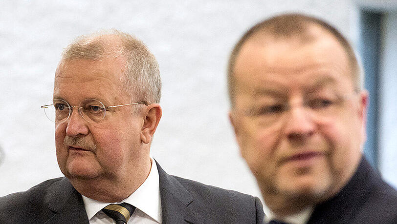 Der ehemalige Vorstandsvorsitzende der Porsche Automobil Holding SE, Wendelin Wiedeking (l), und der ehemalige Finanzvorstand Holger Härter stehen im Landgericht in Stuttgart. Foto: Marijan Murat/Archiv Der ehemalige Vorstandsvorsitzende der Porsche Automobil Holding SE, Wendelin Wiedeking (l), und der ehemalige Finanzvorstand Holger Härter stehen im Landgericht in Stuttgart. Foto: Marijan Murat/Archiv