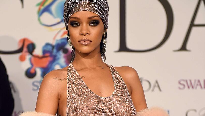 Po, Rücken, Brüste - die Bilder von Rihannas Auftritt beim Council of Designer of America Award in New York. Po, Rücken, Brüste - die Bilder von Rihannas Auftritt beim Council of Designer of America Award in New York.