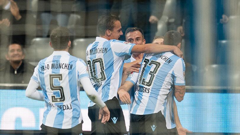 Die Spieler von 1860 München jubeln über den Treffer zum 1:0 von Michael Liendl. Die Spieler von 1860 München jubeln über den Treffer zum 1:0 von Michael Liendl.