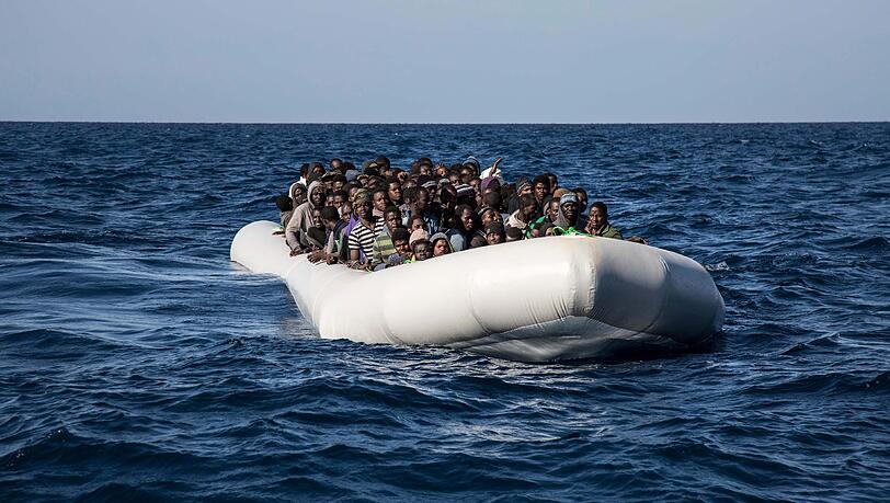 Flüchtlinge auf dem Mittelmeer, zusammengepfercht in einem Schlauchboot. (Archivbild) Flüchtlinge auf dem Mittelmeer, zusammengepfercht in einem Schlauchboot. (Archivbild)