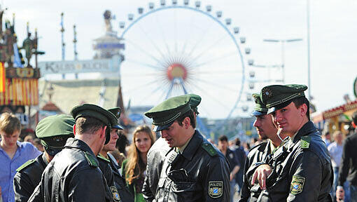 Sorgen für Sicherheit auf der Wiesn: Polizisten am Eingang zum Oktoberfest. Sorgen für Sicherheit auf der Wiesn: Polizisten am Eingang zum Oktoberfest.