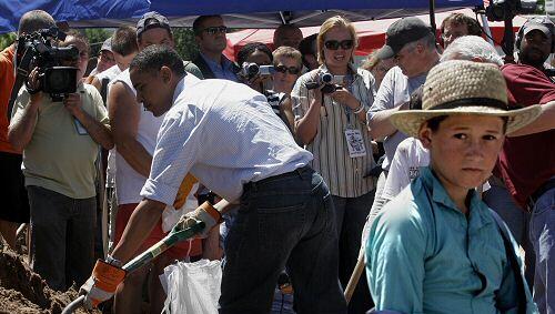 Obama schaufelt medienwirksam Obama schaufelt medienwirksam
