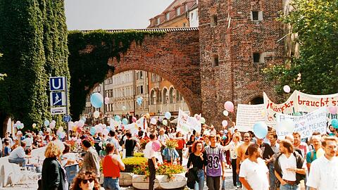 1990 ist die Innenstadt voll mit bunten Luftballons und einigen Hundert Protestlern, die vor allem die Aids-Krise umtreibt. 1990 ist die Innenstadt voll mit bunten Luftballons und einigen Hundert Protestlern, die vor allem die Aids-Krise umtreibt.