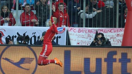 "Dann hebt er ab und völlig losgelöst...." - Arjen Robben jubelt nach seinem Tor zum 1:0 für den FC Bayern gegen Eintracht Braunschweig. "Dann hebt er ab und völlig losgelöst...." - Arjen Robben jubelt nach seinem Tor zum 1:0 für den FC Bayern gegen Eintracht Braunschweig.