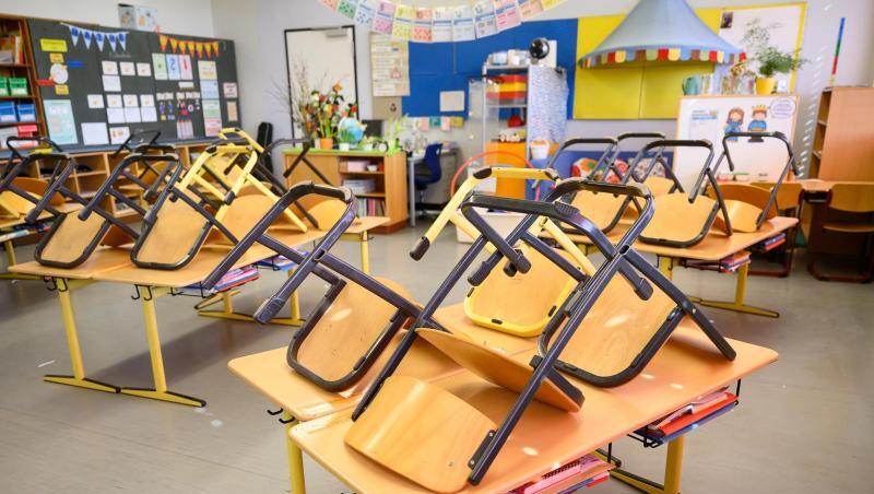 Stühle stehen in einer Grundschule in Stuttgart nach Ende der letzten Unterrichtsstunde auf den Tischen. Stühle stehen in einer Grundschule in Stuttgart nach Ende der letzten Unterrichtsstunde auf den Tischen.