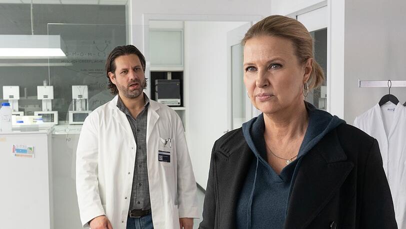 "Die Chefin: Einer von uns": Vera Lanz (Katharina Böhm) besucht Karl Spengler (Adam Bousdoukos) in seinem Labor. "Die Chefin: Einer von uns": Vera Lanz (Katharina Böhm) besucht Karl Spengler (Adam Bousdoukos) in seinem Labor.