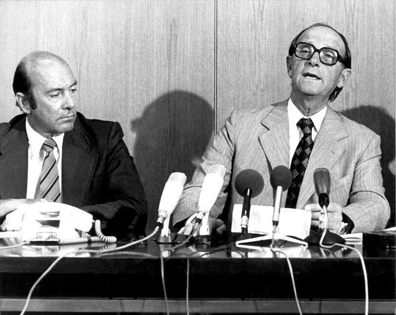 Der damalige baden-württembergische Ministerpräsident Hans Filbinger (r.) gibt 1978 in Stuttgart seinen Rücktritt bekannt und zieht damit die Konsequenzen aus der Kontroverse um seine Rolle als Marinerichter im Zweiten Weltkrieg. Links der damalige Vorsitzende der CDU-Landesgruppe Baden-Württemberg in Bonn, Manfred Wörner. Der damalige baden-württembergische Ministerpräsident Hans Filbinger (r.) gibt 1978 in Stuttgart seinen Rücktritt bekannt und zieht damit die Konsequenzen aus der Kontroverse um seine Rolle als Marinerichter im Zweiten Weltkrieg. Links der damalige Vorsitzende der CDU-Landesgruppe Baden-Württemberg in Bonn, Manfred Wörner.