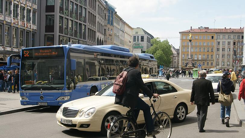 Beim Tag der Daseinsvorsorge präsentieren sich am Samstag rund 30 städtische Unternehmen bei buntem Rahmenprogramm in der City. Die Aktion soll die kommunalen Betriebe stärken. (SYMBOLBILD) Beim Tag der Daseinsvorsorge präsentieren sich am Samstag rund 30 städtische Unternehmen bei buntem Rahmenprogramm in der City. Die Aktion soll die kommunalen Betriebe stärken. (SYMBOLBILD)