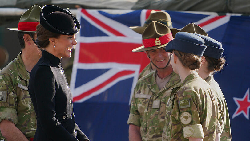 Kate, Prinzessin von Wales, spricht mit Soldaten aus dem Commonwealth, die zur Teilnahme an der Beerdigung von Königin Elizabeth II. nach Großbritannien entsandt worden sind. Im Army Training Centre (ATC) Pirbright haben sich Soldaten aus Kanada, Australien und Neuseeland versammelt, um ihre Rolle zu proben. Kate, Prinzessin von Wales, spricht mit Soldaten aus dem Commonwealth, die zur Teilnahme an der Beerdigung von Königin Elizabeth II. nach Großbritannien entsandt worden sind. Im Army Training Centre (ATC) Pirbright haben sich Soldaten aus Kanada, Australien und Neuseeland versammelt, um ihre Rolle zu proben.
