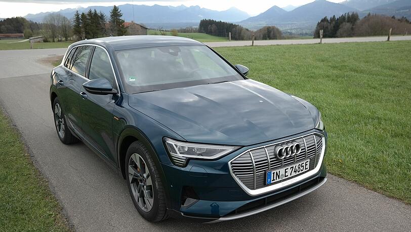 Fast wie ein groß gewachsener Kombi: der Audi e-tron 55 quattro. Fast wie ein groß gewachsener Kombi: der Audi e-tron 55 quattro.