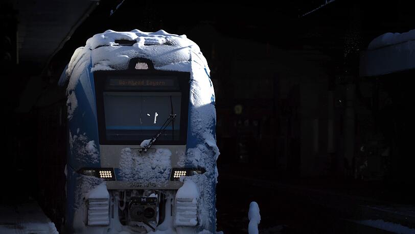 Ein mit Schnee bedeckter Regionalzug steht im Hauptbahnhof. Ein mit Schnee bedeckter Regionalzug steht im Hauptbahnhof.