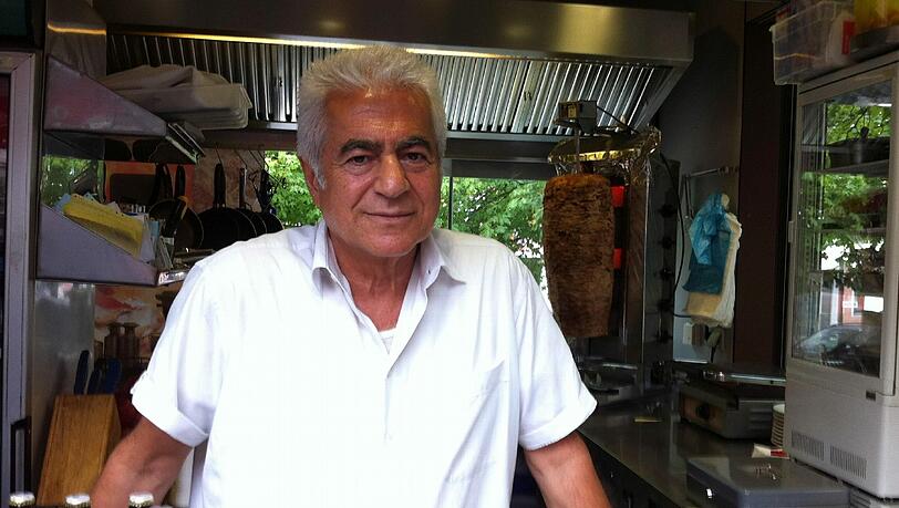 Kebab-Verkäufer Kudrat Yilmaz (63): Bei ihm kaufte ein Polizist Döner, um sie dem Täter und den Geiseln zu bringen. Kebab-Verkäufer Kudrat Yilmaz (63): Bei ihm kaufte ein Polizist Döner, um sie dem Täter und den Geiseln zu bringen.