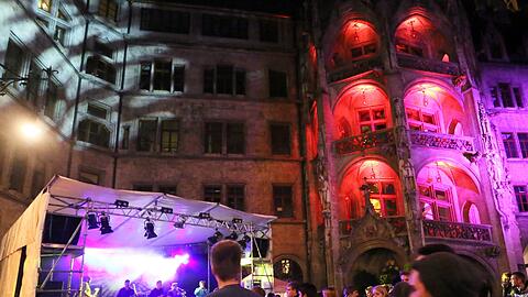 Gefeiert werden kann im Rathaus, wie das Rathaus-Clubbing zum CSD oder die Partys im Rahmen von „18.jetzt“ beweisen. Für einen Nachtklub im Ratskeller müssen jedoch einige Hürden überwunden werden. Gefeiert werden kann im Rathaus, wie das Rathaus-Clubbing zum CSD oder die Partys im Rahmen von „18.jetzt“ beweisen. Für einen Nachtklub im Ratskeller müssen jedoch einige Hürden überwunden werden.