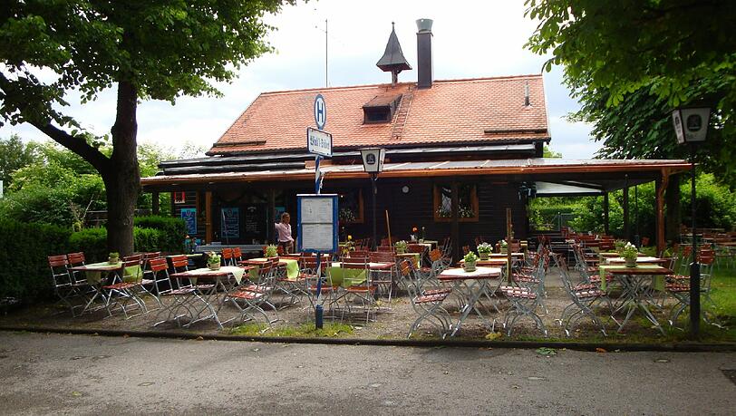 Kein, aber fein - der Biergarten des Winklstüberl im Eduard-Stadler-Winkl. Kein, aber fein - der Biergarten des Winklstüberl im Eduard-Stadler-Winkl.