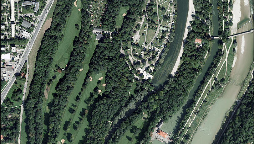 Links in der Bildmitte liegt der Golfplatz für die Vereinsmitglieder: sehr nah am Ufer der Isar. Links in der Bildmitte liegt der Golfplatz für die Vereinsmitglieder: sehr nah am Ufer der Isar.