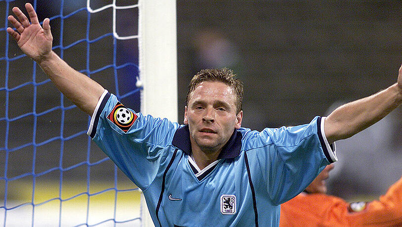 1. Oktober 1999: Thomas Häßler feiert sein Kopfballtor zum 2:0 der Löwen gegen Arminia Bielefeld. 1. Oktober 1999: Thomas Häßler feiert sein Kopfballtor zum 2:0 der Löwen gegen Arminia Bielefeld.