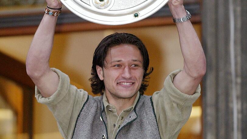 2003: Niko Kovac feiert samt Meisterschale auf dem Münchner Rathausbalkon. 2003: Niko Kovac feiert samt Meisterschale auf dem Münchner Rathausbalkon.