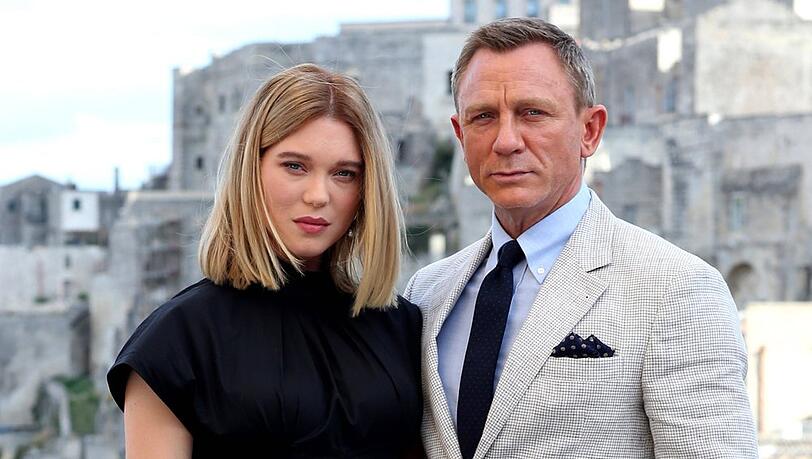 In den letzten zwei Craig-Bonds führte 007 eine erwachsene Beziehung mit Dr. Madeleine Swann, dargestellt von Léa Seydoux. In den letzten zwei Craig-Bonds führte 007 eine erwachsene Beziehung mit Dr. Madeleine Swann, dargestellt von Léa Seydoux.