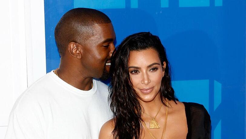 Ehekrise? Ein Vertrauter will wissen, dass sich Kim Kardashian von Kanye West scheiden lassen will. Ehekrise? Ein Vertrauter will wissen, dass sich Kim Kardashian von Kanye West scheiden lassen will.